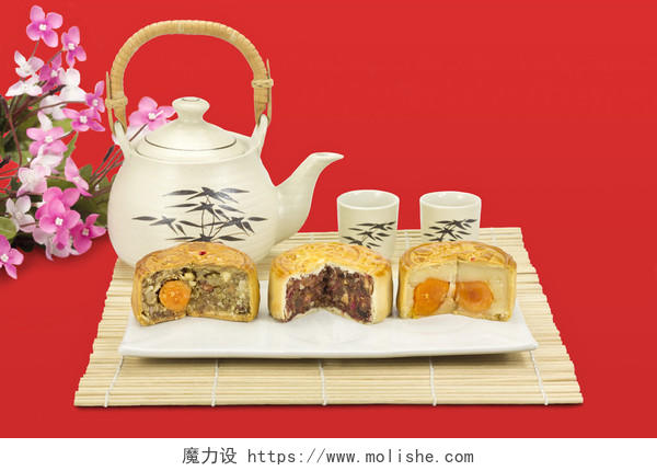 红色背景上的传统中国烘焙月饼八月十五中秋节月饼中秋节